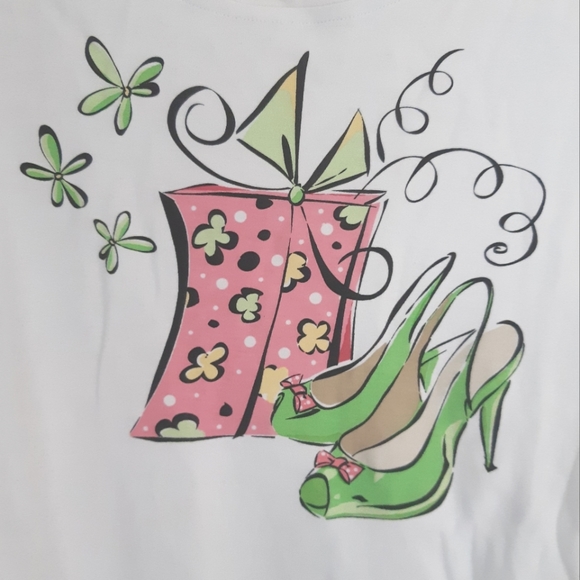 Gift and shoes graphic t-shirt - Picture 7 of 7